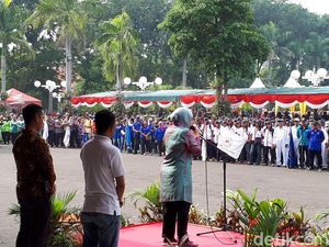 Usai Insiden Nyaris Pingsan, Risma Pimpin Apel Hari Pekerja