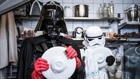 Vader juga dapat pekerjaan mencuci piring di salah satu restoran lokal. Istimewa/Berodpanda
