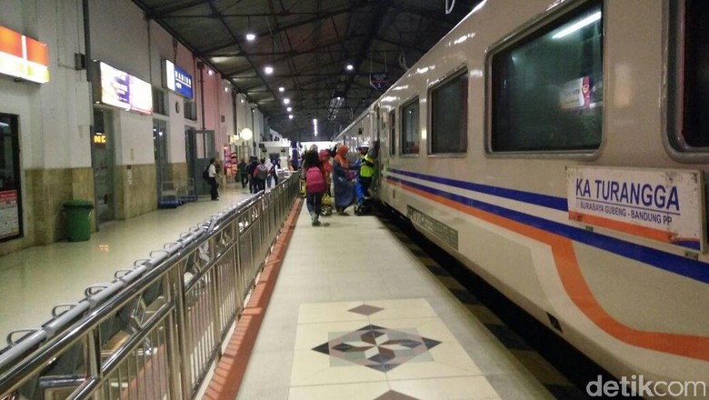 Banjir Cirebon, 8 Jadwal Kereta Api Tujuan Madiun Terlambat 8 Jam Banjir Cirebon, 8 Jadwal Kereta Api Tujuan Madiun Terlambat 8 Jam