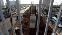 Biasanya aktivitas para pekerja terlihat saat tengah menyelesaiankan proyek pembangunan Light Rail Transit (LRT).
