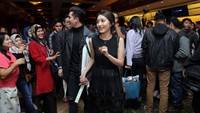 Disapa penggemar, Verrel tetap menggenggam erat tangan Natasha. Duh, mesra banget sih. Foto: Istimewa