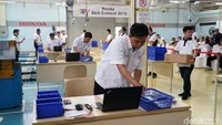 Honda Skill Contest terbagi menjadi empat kategori yaitu Wiraniaga, Teknisi Servis, Spare Parts, dan Customer Care Officer. Tak hanya itu, khusus pemenang di kategori Teknisi Servis terdiri dari General Repair, Pair Maintenance serta Body & Paint Repair akan mewakili Honda Indonesia di kontes tingkat Asia & Oceania dalam ajang Asia & Oceania Techinician Contest, yang akan digelar di Thailand pada tahun 2019. Foto: M luthfi Andika