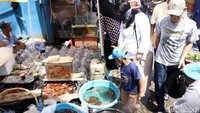 Pasar yang berada di atas trotoar Jl. Matraman Raya, Jatinegara, Jakarta Timur setiap akhir pekannya dipenuhi pengunjung.