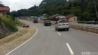 Sementara jalan di Indonesia juga sudah mulus sejak setahun terakhir, ini setelah pembangunan pengaspalan jalan yang dilakukan Kementerian PUPR.