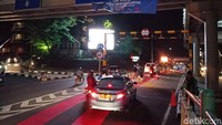 Pantauan detikcom, Sabtu (24/2/2018) malam, pengendara dari Jalan Metro Pondok Indah sudah bisa menggunakan 1 lajur underpass untuk melintas ke arah Lebak Bulus.