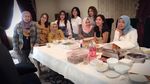 Mau Tahu Gimana Gaya Makan Melly Goeslaw? Intip Lewat 10 Foto Ini