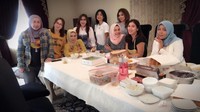 Kali ini arisannya digelar di rumah. Makanan di meja makan sudah tertata, tinggal kocok arisan lalu makan. Foto: Instagram