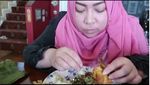 Mau Tahu Gimana Gaya Makan Melly Goeslaw? Intip Lewat 10 Foto Ini