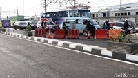 Penumpukan kendaraan di pintu masuk flyover.