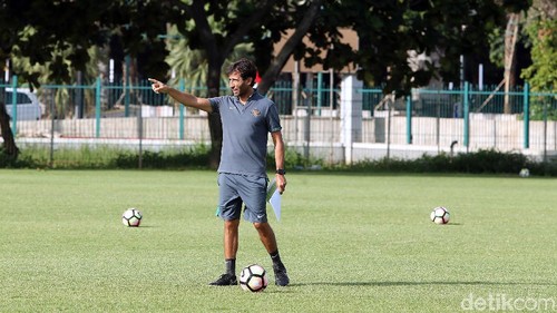 Inilah gaya pelatih Timnas, Luis Milla saat membesut laga ujicoba Timnas U-23 melawan Timnas U-19, di Lapangan ABC, Senayan, Jakarta Pusat, Sabtu (24/2/2018).