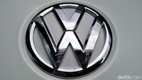 Logo krom Volkswagen terpampang jelas pada Volkswagen Scirocco terbaru ini. Foto: Ruly Kurniawan