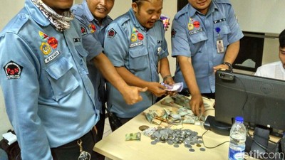 Foto: Duit Rp 2,3 Juta di Karung Pengemis di Slipi Jakbar