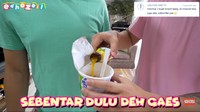 Wah, kali ini Edho Zell dan Raffi Ahmad ditantang netizen makan mie instan pake jamu pereda nyeri datang bulan! Saking takutnya, Raffi Ahmad sebelum makan sempat bilang Sebentar dulu deh gaes. Foto: YouTube Edho Zell