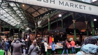 Warga tengah berbelanja di Borough Market.