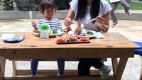 Sebelum melihat latihan teater, Happy sempatkan makan dulu bersama Kinandari. Ia menyantap bebek goreng yang kelihatan enak. Foto: Instagram