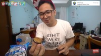 Beralih ke dessert. Tantangan yang harus dilakukan Edho Zell kali ini adalah makan biskuit Oreo plus jengkol! Foto: YouTube Edho Zell