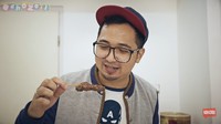 Kayaknya apapun yang dicampur dengen Nutella enak-enak aja. Kayak sate ayam yang dilumuri Nutella ini. Menurut Edho rasanya enak. Katanya kalau dinilai, nilainya 9! Foto: YouTube Edho Zell