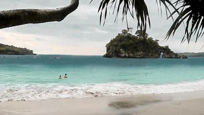 Pantai Crystal Bay Kebanjiran, Aktivitas Wisata Ditutup Sementara