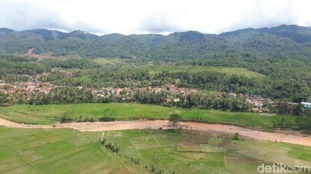 Ini Foto-foto Lokasi Longsor di Brebes dari Udara