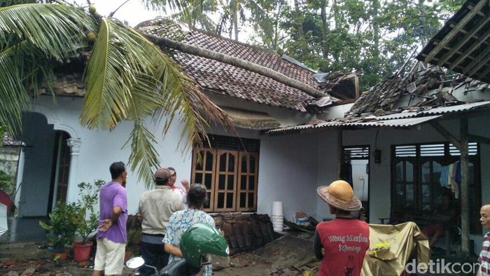 Pohon Tumbang Timpa Rumah di Blitar, Nenek dan Cucu Balitanya Luka