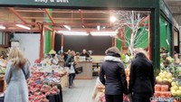 Kebutuhan warga Inggris seperti sayur, buah-buahan, daging, bumbu dapur, hingga keju tersedia di Borough Market.