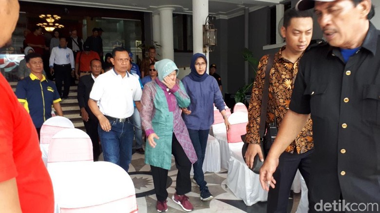 Nyaris Pingsan Saat Bersih-bersih Sampah, Risma: Belum Sarapan Nyaris Pingsan Saat Bersih-bersih Sampah, Risma: Belum Sarapan