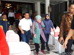 Nyaris Pingsan Saat Bersih-bersih Sampah, Risma: Belum Sarapan