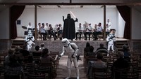 Jadi pengamen juga dijalani Vader. Siapkan uang receh sebelum Stormtrooper keliling bawa kotak. Istimewa/Berodpanda