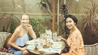 Secangkir teh di sore hari jadi kudapan Happy bersama temannya. Makin istimewa karena suasana sekitarnya begitu asri. Foto: Instagram
