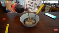 Bakso kuah gurih sudah biasa. Gimana jadinya kalau bakso berkuah manis? Kira-kira begini. Baksonya dimakan dengan kuah soda. Menurut Edho, rasanya enak. Karena gurih daging bakso bercampur dengan kuah manis berkarbonasi. Foto: YouTube Edho Zell