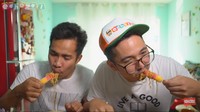 Makan mie instan plus es krim! Mienya dililitkan ke es krim. Setelah dilahap, raut muka YouTuber ini langsung berubah. Ternyata rasanya nggak enak! Foto: YouTube Edho Zell
