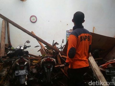 Pohon Tumbang Timpa Rumah di Blitar, Nenek dan Cucu Balitanya Luka