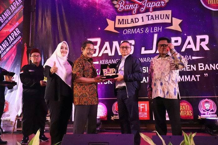 Zulkifli Hasan Dikukuhkan Jadi Tokoh Nasional Pembela Umat