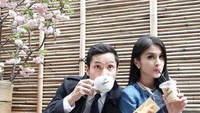 Menikmati kopi dan cookies di Cafe Kitsune, jadi salah satu cara Sandra dan Harvey menikmati waktu santai mereka di kota Tokyo. Foto: Instagram/sandradewi88