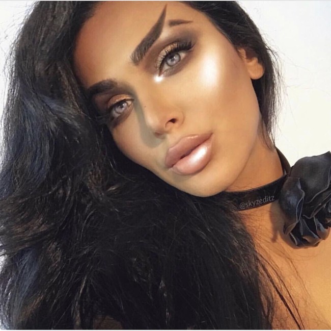Beauty influencer Huda Kattan atau yang lebih dikenal Huda Beauty yang memulai tren alis baru yakni alis berbentuk seperti buntut ikan. Huda Beauty menamakan tren ini fishtail brows. Berikut deretan netizen pecinta makeup yang mencoba tren alis buntut ikan. Jangan lupa tulis di kolom komentar, siapa yang bentuk alisnya paling menarik menurut kamu. Foto: Dok. Instagram