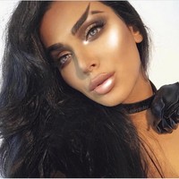 Beauty influencer Huda Kattan atau yang lebih dikenal Huda Beauty yang memulai tren alis baru yakni alis berbentuk seperti buntut ikan. Huda Beauty menamakan tren ini fishtail brows. Berikut deretan netizen pecinta makeup yang mencoba tren alis buntut ikan. Jangan lupa tulis di kolom komentar, siapa yang bentuk alisnya paling menarik menurut kamu. Foto: Dok. Instagram