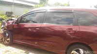 Bagian bodi mobil itu juga mengalami baret-baret.