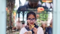 Angie masih kelihatan seperti anak muda ya? Di usia 40 tahunan, ia terlihat kekinian menyesap hot chocolate ditemani cookie bentuk Mickey. Foto: Instagram novitaangie
