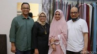 Kedua saudara sepupu itupun sempat mengabadikan foto bersama dengan istri. (Foto: Dok. Instagram Anies Baswedan)