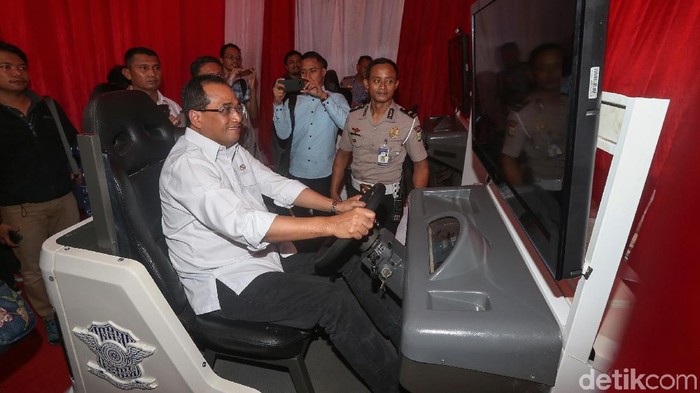Ketika Menhub Jajal Simulator Bikin SIM A Umum