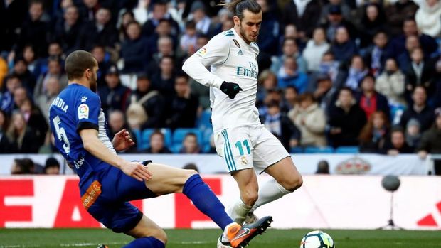 Gareth Bale dijatuhkan bek Alaves, Victor Laguardia pada menit ke-88 di dalam kotak penalti. (