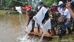 Potret TNI-Polri Keruk Telaga Hulunya Ciluwung
