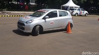 Sehingga kita harapkan para pengemudi taksi online ataupun taksi reguler benar-benar bisa memenuhi persyaratan keselamatan dan laik jalan dan bisa segera memiliki SIM A Umum, ucap Adrian. Foto: Rangga Rahadiansyah