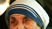 Mother Teresa, peraih nobel perdamaian, meninggal di usia 87 tahun karena serangan jantung pada 5 September 1997 di Kolkata, India. Sebelumnya ia sudah pernah bertahan dari serangan jantung dan harus mengenakan alat pacu jantung. Foto: Reuters