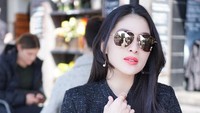 Berpose ditemani dengan croissant dan espresso, Sandra terlihat sangat cantik ketika berlibur ke Australia. Foto: Instagram/sandradewi88