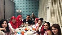 Saat arisan dengan teman-teman, wanita yang biasa disapa Teh Ocha ini juga terlihat sedang menikmati makanan enak di salah satu restoran bersama Yuni Shara, Krisdayanti hingga Melly Goeslaw. Foto: Instagram @itsrossa910
