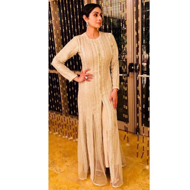 Sridevi sering mengunggah foto OOTD yang memperlihatkan sisi modisnya menjelang usia senja. (Foto: Instagram/Sridevi)