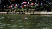 Ditengah meriahnya festival, ada beberapa pemandangan yang menggangu mata. Ya, sampah masih terlihat di sejumlah titik.