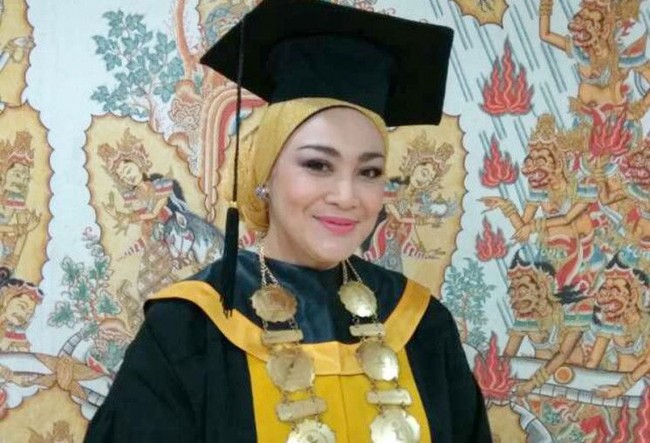 Presenter Dewi Hughes membuktikan bahwa usia bukanlah halangan untuk mengejar ilmu. Terbukti di usianya yang ke-46, dia berhasil meraih gelar S2. Hughes lulus dengan predikat cum laude dari Sekolah Tinggi Ilmu Komunikasi InterStudi pada 2016. (Foto: Dok. Instagram)