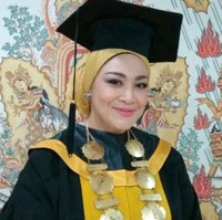 Presenter Dewi Hughes membuktikan bahwa usia bukanlah halangan untuk mengejar ilmu. Terbukti di usianya yang ke-46, dia berhasil meraih gelar S2. Hughes lulus dengan predikat cum laude dari Sekolah Tinggi Ilmu Komunikasi InterStudi pada 2016. (Foto: Dok. Instagram)